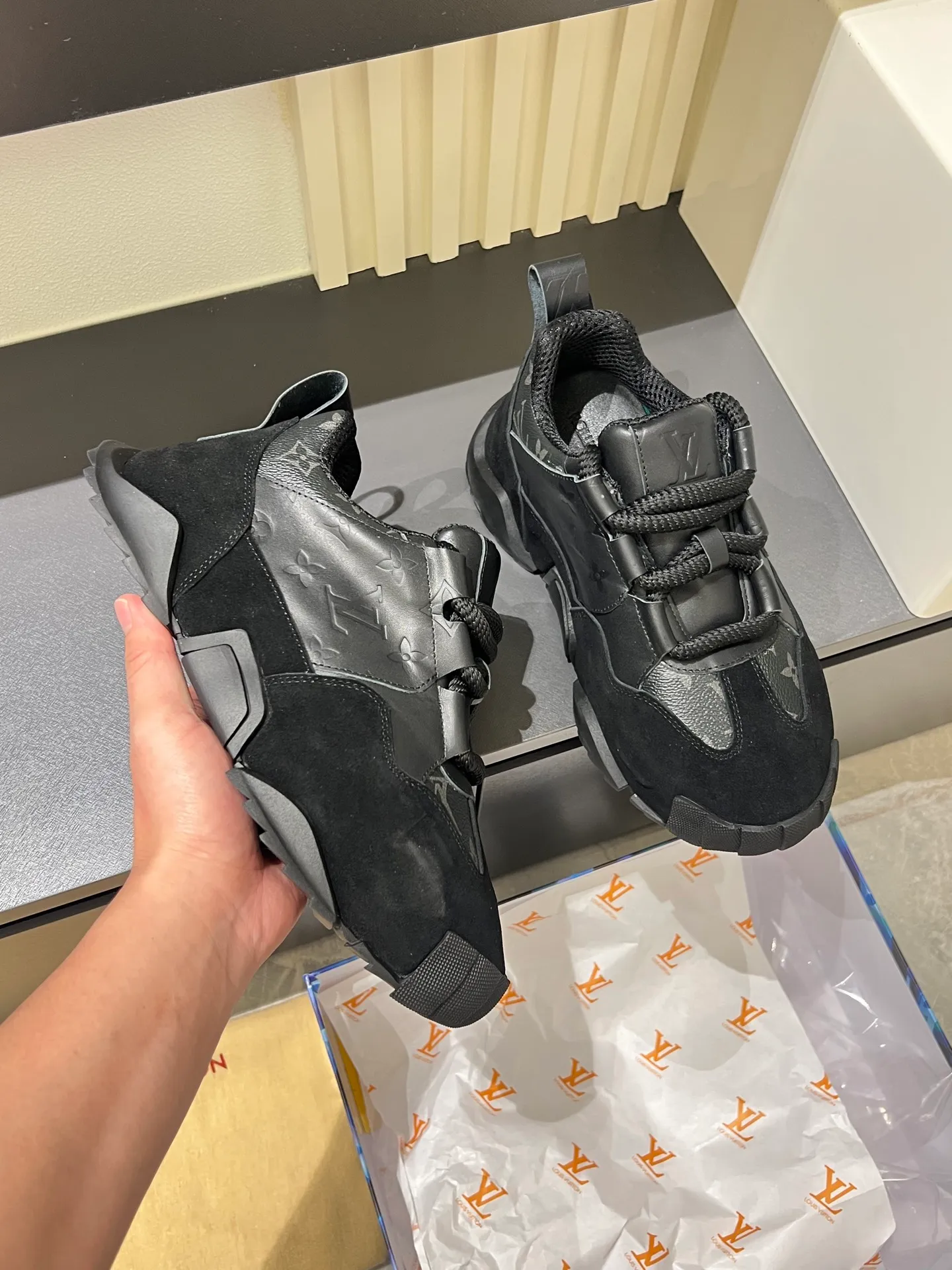 p600 "LOUI* VUITTO*" popular men's casual shoes, genuine development in Italy 💯Purchasing level quality ✔️The upper is made of first-layer cowhide, comfortable and soft sheepskin feet ⚡️ Fashionable and versatile, the toe last shape is firm and full, the soles are made from original LV molds and can be freely entered and exited the counter. Light and comfortable on the feet~Purely handmade, details determine quality! Size:39-44!